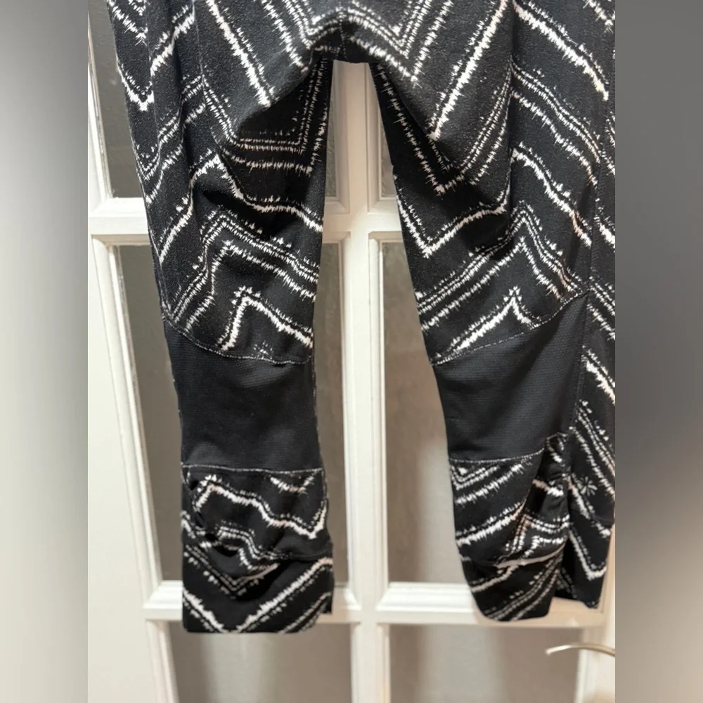 Athleta Zig Zag Relay Capri Black White Chevron Cropped Leggings - Picture 8 of 11